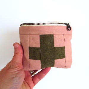 Bolsa de primeros auxilios color rosa ruborizado • Mini botiquín de primeros auxilios de viaje • Pequeño pastillero para el dolor de cabeza • Cartera con cruz verde militar • Bolsa con cremallera de regalo para ella