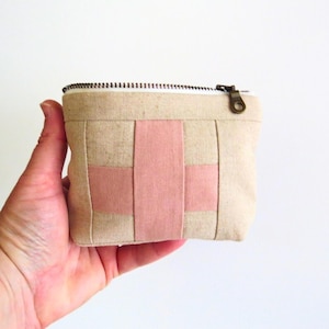 Bolsa de primeros auxilios Blush Rose • Mini botiquín de primeros auxilios de viaje • Estuche para la menstruación de niñas • Cartera cruzada color crema • Bolsa con cremallera de regalo para ella • Idea de regalo para bebé