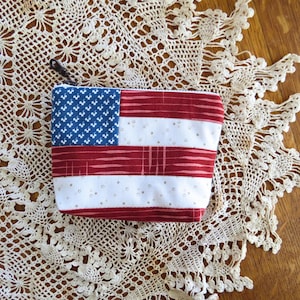 Bolsa con cierre de cremallera con la bandera estadounidense • Monedero Liberty pequeño de mano • Bolsa con cierre de cremallera con el anillo Let Freedom • Rojo, blanco y azul de EE. UU. • Estuche esencial para ella