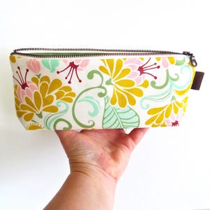 Trousse à fleurs bohème • Petite trousse de voyage • Jolie trousse à pinceaux de maquillage • Pochette à fermeture éclair faite main • Cadeau de rentrée scolaire • Organiseur de papeterie