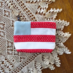 Bolsa con cierre de bandera estadounidense • Monedero pequeño de mano con forma de corazón • Bolsa con cierre de Stars + Stripes Forever • Rojo, blanco, azul • Estuche esencial para ella