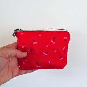 Lindo minibolso con cierre de cerezas • Bolso con cierre rojo y rosa • Estuche de maquillaje de viaje • Monedero pequeño de mano • Organizador de carteras como regalo para el Día de la Madre