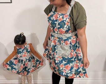 Mommy and Me Matching Cottagecore Floral Apron Mother and Daughter Cross Back Aprons with Pockets Blue Pink Camellia Pinafore Outfit