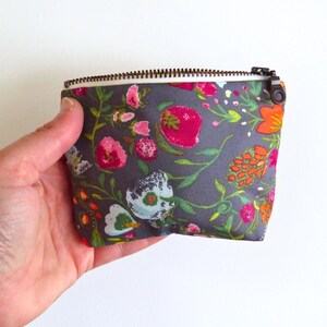 Mini bolsa con cierre • Pequeña bolsa con cierre de flores grises • Estuche con ruedas para botellas de aceites esenciales florales • Monedero pequeño de mano • Budquette Nightfall