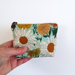 Mini bolsa con cierre • Bolsa con cierre con diseño de margaritas • Estuche con ruedas para botellas de aceite esencial con diseño floral bohemio • Monedero pequeño de mano • Juliet Flora