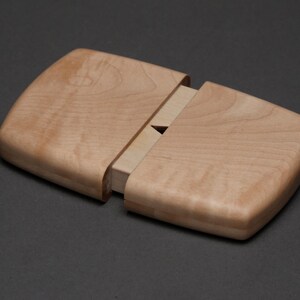 Cartera de madera personalizada o tarjetero elaborado con maderas exóticas Curly Maple