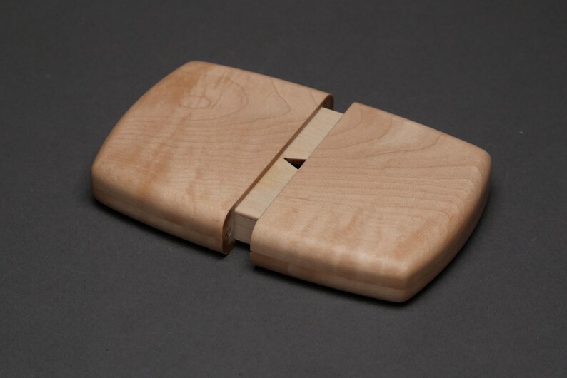 Cartera de madera personalizada o tarjetero elaborado con maderas exóticas Curly Maple