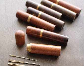 Juego de 7 estuches de madera para agujas de tapicería IMPERFECT SECONDS • 70 % de descuento • Estuches de almacenamiento • Regalo de costura de madera de sándalo o ébano • Regalo de tejido