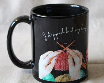 Dejé de tejer el tiempo suficiente para hacer esta taza de té Taza negra • Taza de cerámica divertida para tejer • Idea de regalo para tejedores en 11 oz o 15 oz