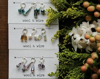 Mini-steekmarkeringen van wol en draad/kristal en parelmoer (set van 6) • Mini-ambachtelijke steekmarkeringen • Handgemaakt elegant breicadeau voor vrouwen