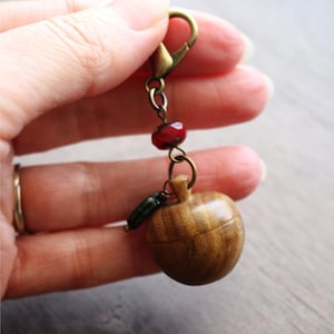 Apple Stitch Marker Keeper  •  Stitch Marker Storage  •  Apple Stitch Marker Keeper  •  Unique Gift for Knitters and Teachers