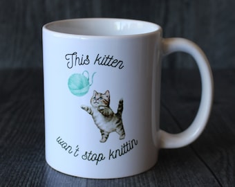 Este gatito no para de tejer • Taza de cerámica para tejedores • Regalo divertido para amantes de los gatos