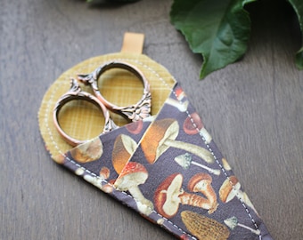 Fliegenpilz Scherenhülle • Handgenähtes Etui für Stickschere mit Magnet und Tasche • Handmade Quilting Geschenk
