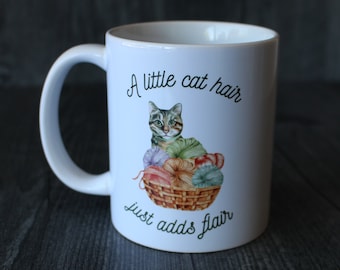 Un poco de pelo de gato le da un toque especial • Taza de cerámica para tejedores o crocheteros • Regalo divertido para amantes de los gatos