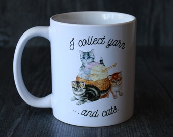 Colecciono lana y gatos • Divertida taza de 11 oz o 15 oz para amantes de la lana • Regalo ingenioso de tejido o crochet para amantes de los gatos