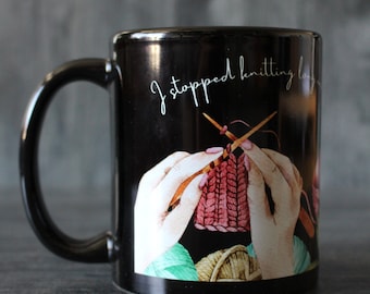 Dejé de tejer el tiempo suficiente para hacer esta taza de café Taza negra • Divertida taza de cerámica para tejer en 11 oz o 15 oz • Idea de regalo para tejedores