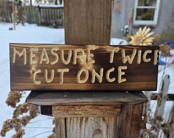Zweimal messen, einmal schneiden, Holzschild - handgefrästes Werkstattdekor