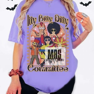 Op de afbeelding: Paars T-shirt met een grafische print van cartoonfiguren en de tekst "Itty Bitty Ditty Committee" in een vintage stijl. De tekst "MAS Apparel Co" staat ook op het T-shirt gedrukt.