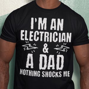 Presente engraçado para pai eletricista, presente de aniversário para marido eletricista, camiseta engraçada para empreiteiro sarcástico, camiseta com frase engraçada para ele