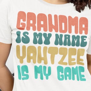 Yahtzee T-Shirt für leistungsfähige Oma Yahtzee Legende Muttertagsgeschenk für verrückte Karte spielende Oma Lustiges Karten-T-Shirt für Groovy Gram