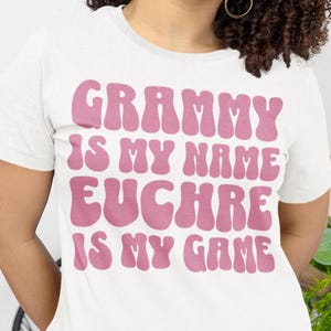 Grammy Euchre ist mein Spiel Shirt für kompetitive Oma Euchre Legende Groovy Muttertagsgeschenk für verrückte Karte spielende Oma