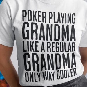 Camiseta divertida de abuela póker. Abuela que juega a las cartas como una abuela normal. Camiseta genial para abuela. Regalo humorístico para el Día de la Madre.