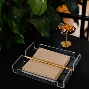 Plexiglas Serviettenhalter - Klares Acryl mit Messingakzent - Handgemachte moderne Tischdekoration