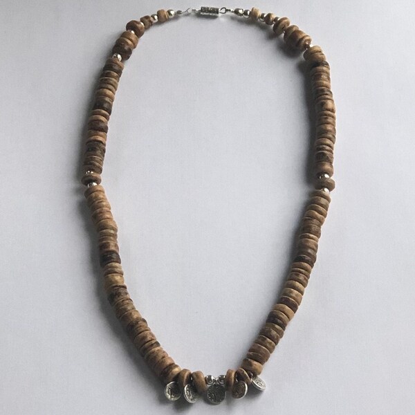 Collier en perles de coco rondelles à breloques