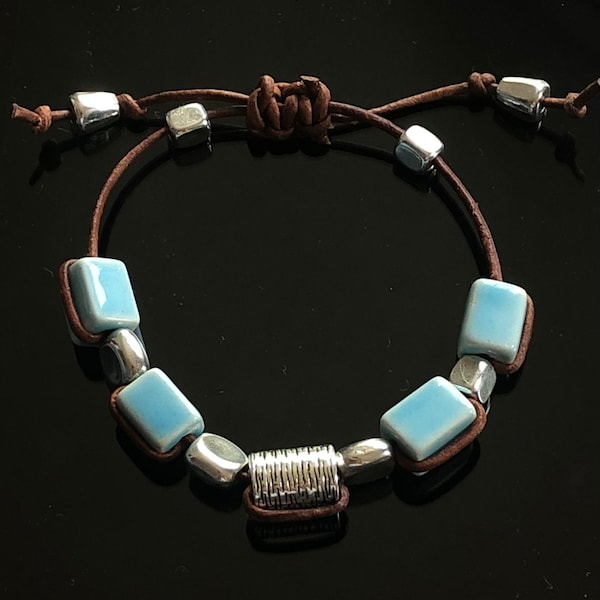 Bracelet cuir association perles azur céramique et zamak