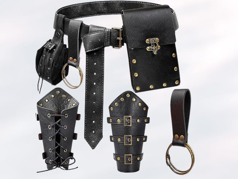 Peut inclure: Une ceinture en cuir noir avec une poche, un petit sac et deux prot&egrave;ge-bras. La ceinture a une boucle et est d&eacute;cor&eacute;e de clous m&eacute;talliques. La poche et le sac ont une fermeture &agrave; rabat et sont &eacute;galement d&eacute;cor&eacute;s de clous m&eacute;talliques. Les prot&egrave;ge-bras ont des sangles et des boucles.