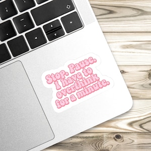 Pegatina divertida de ansiedad, calcomanía rosa "Pensando demasiado", regalos únicos para ella, calcomanía para laptop con cita divertida, calcomanía de vinilo con letra de burbuja