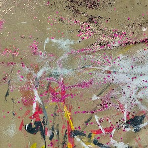 Puede incluir: Obra de arte abstracta con un fondo beige, salpicada de purpurina rosa, negra y dorada. Trazos de pintura blancos y rojos añaden contraste. La pieza tiene un aspecto texturizado, con una mezcla de colores y patrones.