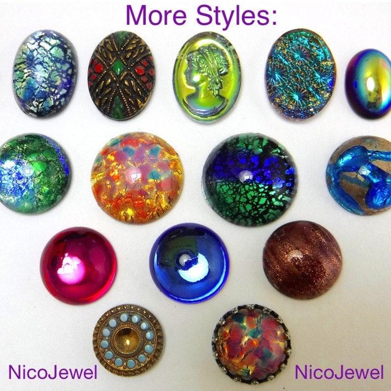 Op de afbeelding: Een verzameling kleurrijke cabochons en decoratieve knopen in verschillende vormen en maten. De cabochons hebben iriserende, patroon- en effen kleuren, waaronder blauw, groen, rood en goud. De tekst "More Styles" en "NicoJewel" zijn zichtbaar.
