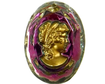 Könnte beinhalten: Ein rosa und goldener Kamee mit einem facettierten Glasrahmen. Der Kamee zeigt das Profil einer Frau mit einer goldenen Krone.