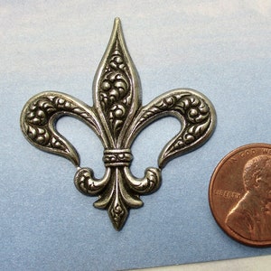2 pcs Flur Dy Lys Victorian filagree  Charm antique silver brass stampings lot 13