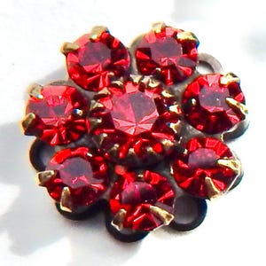 Czerwony kryształowy kwiat z mosiądzu, filigranowy wisiorek Swarovski Light Siam z kamieniami w pętli F116