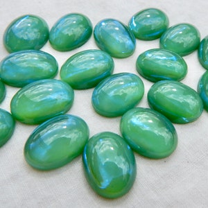 Vintage glazen cabochon 2 stuks 16 x 12 zeldzame iriserende groene opaalstenen S-271