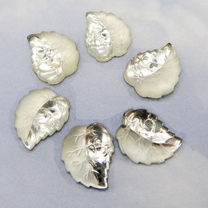 Glas lalique-achtig blad cabochon helder mat vintage 36 stuks 17 x 14 mm stenen S-46 C linkerkant BULK