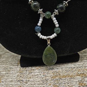 Beaded pendant necklace in green and silver