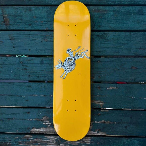 Tabla de skate de vaquero pintada a mano: decoración de pared con arte de tatuaje moderno