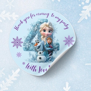 Op de afbeelding: Ronde sticker met een blauwe achtergrond en witte sneeuwvlokken. De sticker heeft een groot nummer "4" gemaakt van ijskristallen. Elsa en Anna van Frozen staan voor het nummer. De tekst op de sticker luidt "Bedankt voor het komen naar mijn feestje met liefde".
