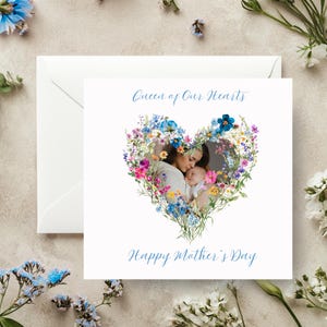 Carte de fête des mères modifiable avec photo - motif fleurs sauvages - cadre en forme de coeur - modèle sur toile - imprimable pour maman