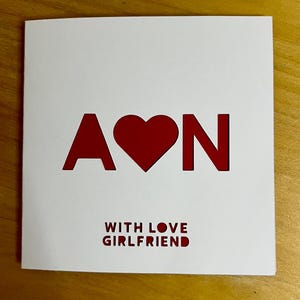 Personalisierte Initialen Papierschnitt Karte zum Valentinstag, Hochzeitstag, oder Verlobung - Freund, Ehemann, Partner, Frau oder Geliebte