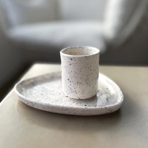 Handgefertigt Keramik Espresso Tassen Set - 75 ml Kaffeebecher & Untertasse - Gesprenkelt Rustikales Design - Modernes minimalistisches Geschenk für Kaffee-Liebhaber