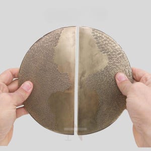 Handgefertigter Türgriff aus Messing im marokkanischen Halbmond Design