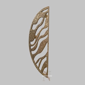 Può includere: Una maniglia decorativa a semicerchio, color bronzo, con superficie strutturata e un design a onde ritagliate. La maniglia è in metallo e ha un orientamento verticale. Il design ricorda l'acqua che scorre.