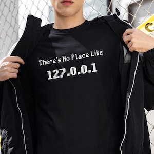 Lustiges Programmierer T-Shirt: There's No Place Like 127.0.0.1, Bio Baumwolle