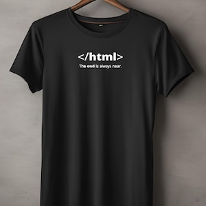 Puede incluir: Camiseta negra con texto blanco que dice "</html> El final siempre está cerca."