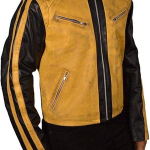 Könnte beinhalten: Eine gelbe und schwarze Lederjacke mit Reißverschluss und zwei Taschen auf der Vorderseite. Die Jacke hat einen Used-Look und ist aus echtem Leder.