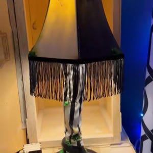 Kundenspezifische Beetlejuice Bein-Lampe